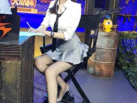 女解说靠着一双美腿火了,如今尺度大开